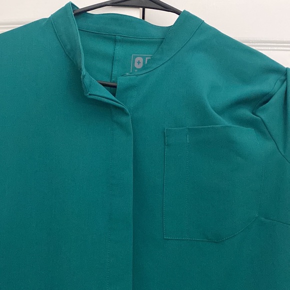 FIGS Scrub Top M Hunter Green - Picture 3 of 5